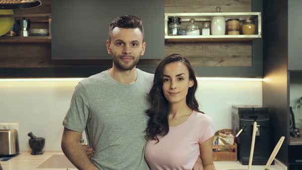 Par Cocina Mirando Cámara Sonriendo Haciendo Señal Adiós — Vídeos de Stock