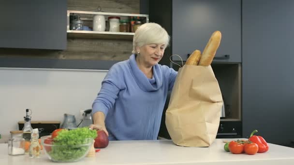 Pensionista Mujer Desembalaje Foos Bolsa Comestibles Cocina — Vídeo de stock