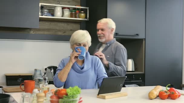 Seniorenpaar Trinkt Kaffee Und Sucht Rezept Der Tablette — Stockvideo