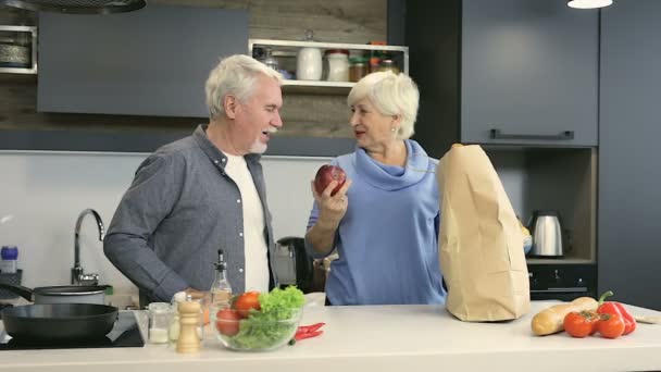 Altes Ehepaar Der Küche Lebensmittel Aus Brauner Einkaufstasche Entwendet — Stockvideo