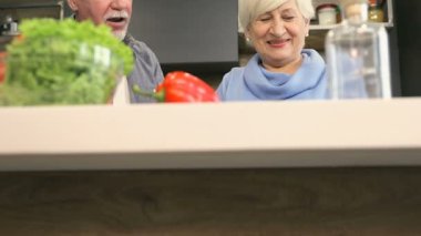 Yaşlı çift birlikte yemek.