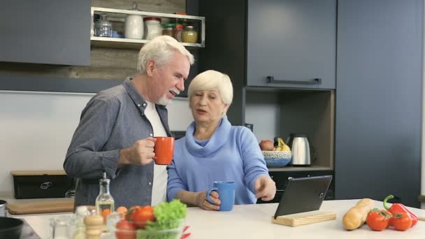 在厨房的老夫妇 或咖啡 和交谈 — 图库视频影像