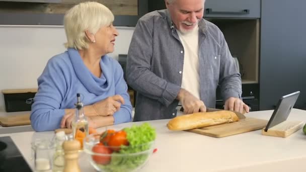 Seniorenpaar Der Küche Ehemann Schneidet Brot — Stockvideo