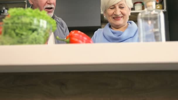 高齢者のカップルが一緒に料理 — ストック動画