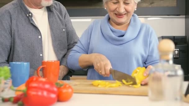 Pareja Mayor Preparando Ensalada Juntos — Vídeos de Stock