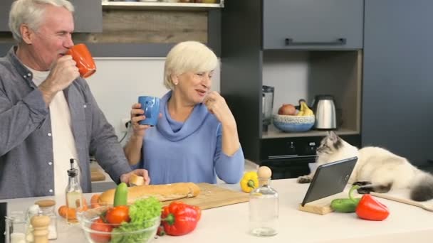 Ouderling Paar Keuken Zijn Blij Drinken Koffie Thee Praten — Stockvideo