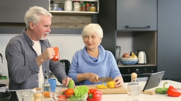 Glückliches Seniorenpaar Bereitet Gemeinsam Salat — Stockvideo