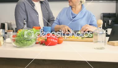 Emekli çift garnitür birlikte hazırlanıyor. Salatalık kesme ve kocasıyla huzur veren eşi.