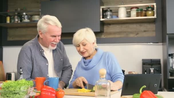 Συνταξιούχο Ζευγάρι Προετοιμασία Πιάτο Μαζί — Αρχείο Βίντεο