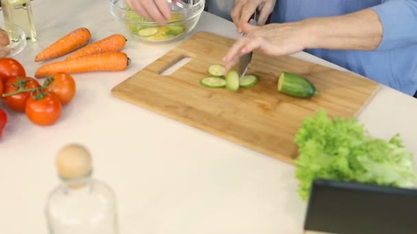 Handen Leeftijd Van Oude Coule Bereiden Bijgerecht — Stockvideo