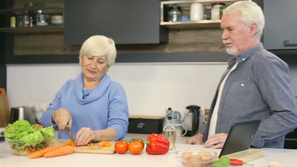 Älteres Ehepaar Frau Bereitet Salatgericht Ihr Mann Amüsiert Sich Beim — Stockvideo