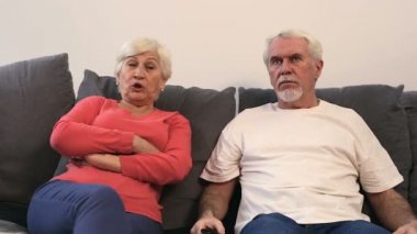 Eski yaşlı çift promlems. Quarell ve tv izleme.