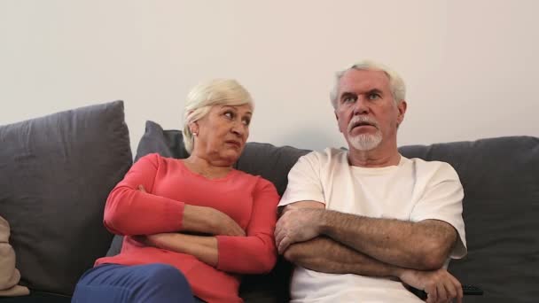 Par Problemas Emocional Pareja Anciana Molesta Sentada Sofá Viendo Televisión — Vídeos de Stock