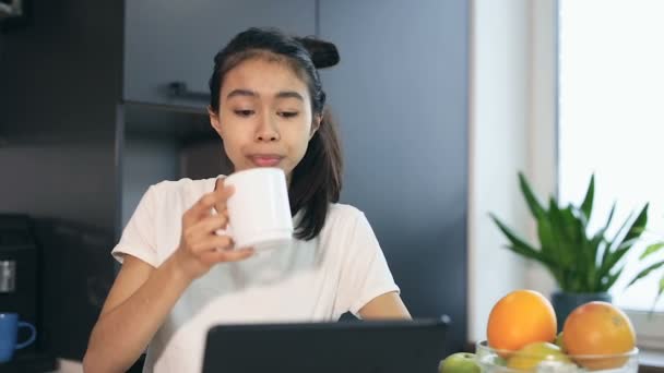 Närbild Porträtt Leende Ung Kvinna Dricka Kaffe Eller Tee Och — Stockvideo