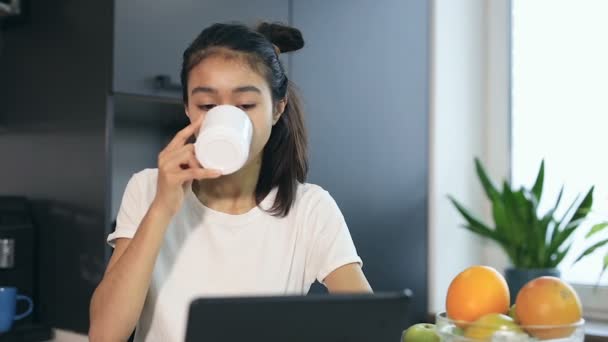 Retrato Jovem Sorrindo Bebendo Café Tee Usando Tablet Digital Cozinha — Vídeo de Stock