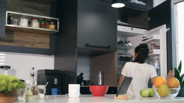 Mujer Joven Abrir Nevera Preparar Desayuno Vierta Escamas Plato — Vídeos de Stock