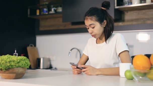 Giovane Donna Sconvolta Cucina Leggi Cattive Notizie Sullo Smartphone Lancialo — Video Stock