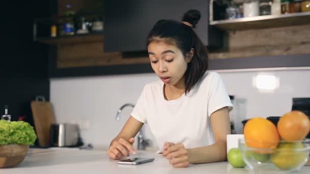 Mujer Joven Deprimida Deslizando Pantalla Táctil Del Teléfono Inteligente Leer — Vídeo de stock