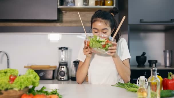 Leende Ung Kvinna Förbereda Sallad Maträtt Köket — Stockvideo