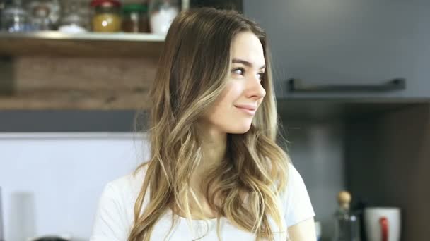 Primer Plano Retrato Joven Mujer Alegre Cocina Sonriendo Mirando Cámara — Vídeos de Stock