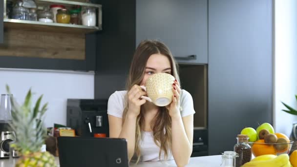 Uma Jovem Cozinha Beber Café Manhã Antes Café Manhã — Vídeo de Stock