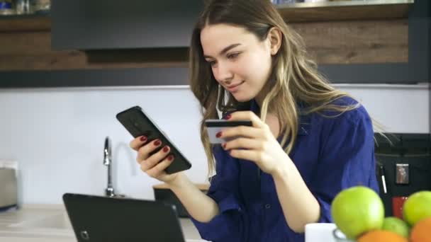 Mladá Žena Držící Smartphone Kreditní Kartu Dělat Online Platby — Stock video
