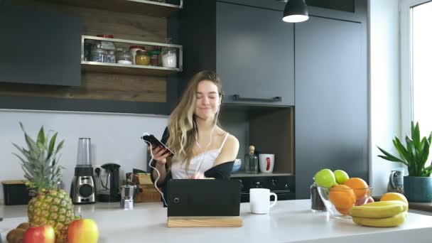 Jovem Atraente Dançando Divertindo Casa Cozinha Segurando Smartphone Ouvindo Música — Vídeo de Stock