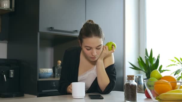 Νεαρή Γυναίκα Πίνοντας Καφέ Πρωί Τσάι Στην Κουζίνα — Αρχείο Βίντεο