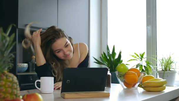 Cozinha Bom Dia Sorrindo Jovem Mulher Olhando Para Tablet Como — Vídeo de Stock