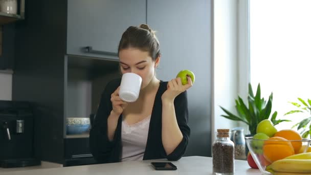 Jonge Vrouw Drinken Ochtends Koffie Thee Kijken Naar Smartphone — Stockvideo