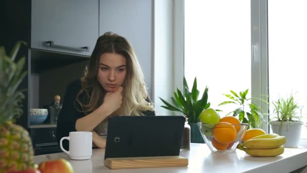 Cozinha Bom Dia Mulher Olhando Para Tablet Como Espelho — Vídeo de Stock