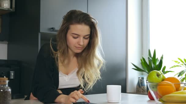 Morgenkaffee Junge Frau Benutzt Smartphone Der Küche — Stockvideo