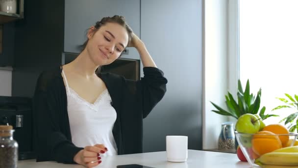 Jovem Mulher Bebendo Café Manhã Cozinha — Vídeo de Stock