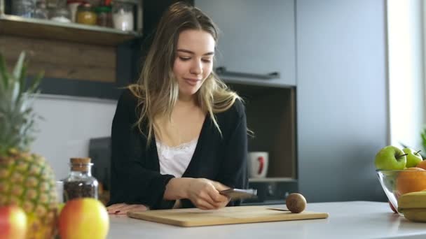 女性がスマート フォンを参照して悪いニュースを見てします テーブルの上には スマート フォンをスローします 不幸な感情 — ストック動画