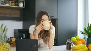 Mutfak çekici genç kadın. Sabah kahvesi (veya çay içme).