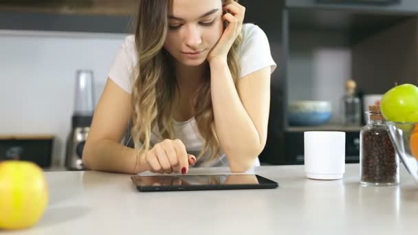 Close Retrato Alegre Jovem Mulher Usando Tablet Cozinha — Vídeo de Stock