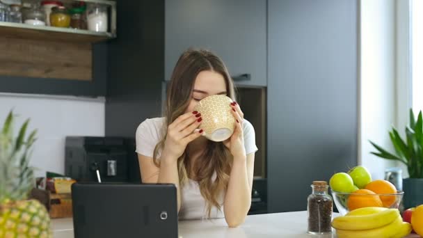 台所で魅力的な若い女性 朝のコーヒー または紅茶を飲む — ストック動画