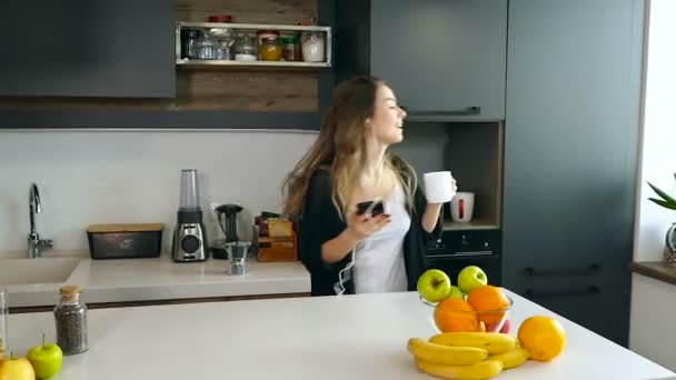 Lycklig Kvinna Att Kul Köket Håller Smartphone Dansa Och Dricka — Stockvideo