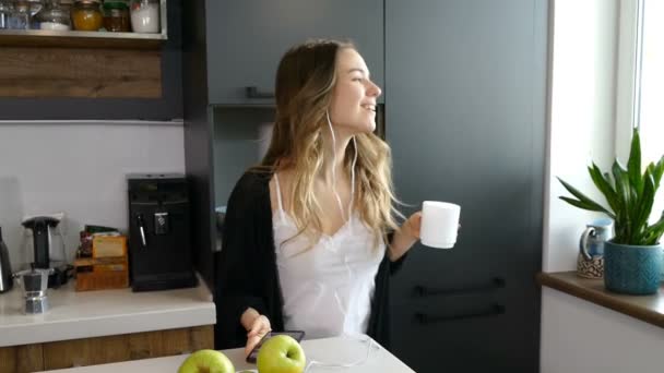 Sorrindo Mulher Feliz Ouvindo Música Divertindo Bebendo Café Interior Cozinha — Vídeo de Stock