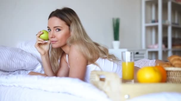 笑顔の女性のポートレートがベッドに横たわっていた 朝の時間 ベッドでの朝食 — ストック動画