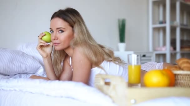 Portrait Femme Souriante Couché Dans Lit Matin Petit Déjeuner Lit — Video