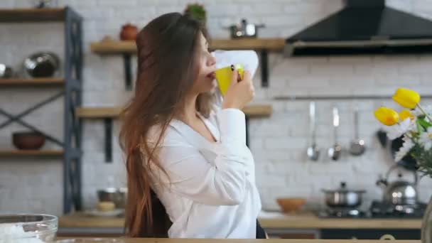 Uma Jovem Cozinha Segurando Copo Sorrindo Olhando Para Câmera — Vídeo de Stock