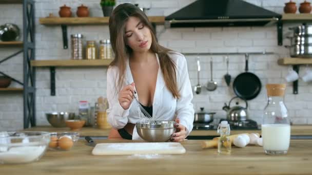 Mujer Preparando Pasta Cocina Amasar Los Huevos Plato — Vídeos de Stock