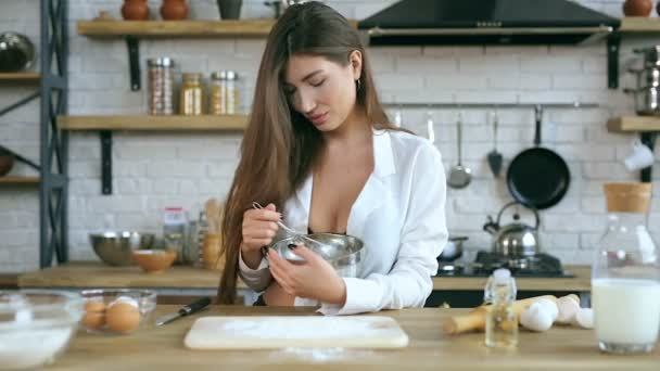 妇女揉鸡蛋在盘子里 在厨房做饭 — 图库视频影像
