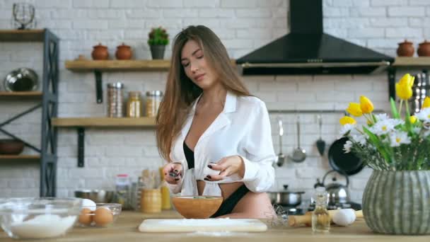 Женщина Готовит Тесто Кухне Разбивание Яиц Тарелке — стоковое видео
