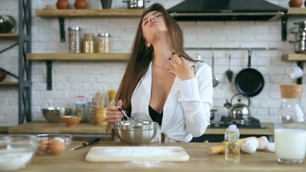 Молодая Женщина Позирует Кухне — стоковое видео