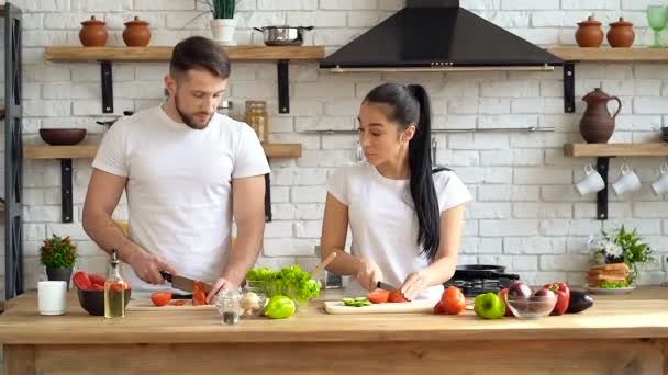 Casal Jovem Cozinha Cortando Verduras Preparando Prato Salada Conjunto — Vídeo de Stock