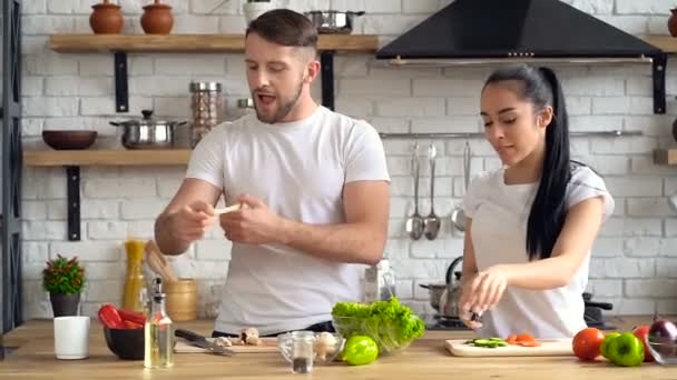 Jonge Gelukkige Vrolijke Paar Koken Samen Keuken Plezier — Stockvideo