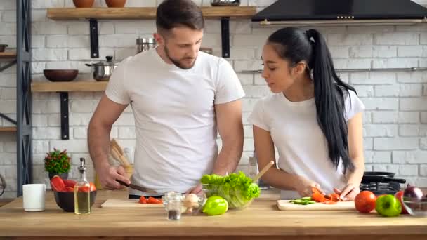 Jovem Casal Preparando Prato Salada Juntos Cozinha Falar Sorrir — Vídeo de Stock