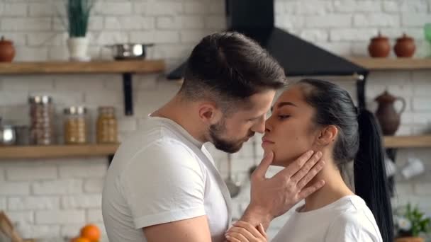 Nahaufnahme Porträt Des Küssenden Jungen Paares Der Küche — Stockvideo